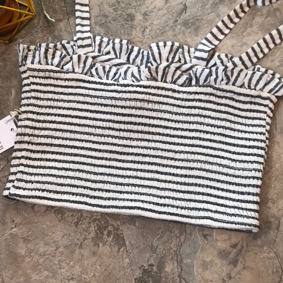 New adorable ruffle trim striped crop top - Picture 5 of 5